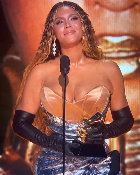 Beyoncé phá kỷ lục nhận được nhiều giải Grammy nhất mọi thời đại - Ảnh 1. Beyoncé phá kỷ lục nhận được nhiều giải Grammy nhất mọi thời đại - Ảnh 1.