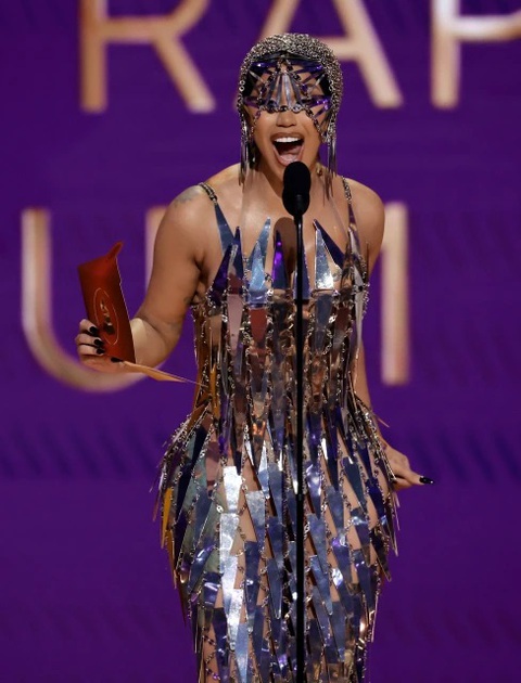 Cardi B gây ấn tượng với chiếc đầm xếp sóng 3D, na ná chiếc kèn vàng Grammy - Ảnh 5. Cardi B gây ấn tượng với chiếc đầm xếp sóng 3D, na ná chiếc kèn vàng Grammy - Ảnh 5.