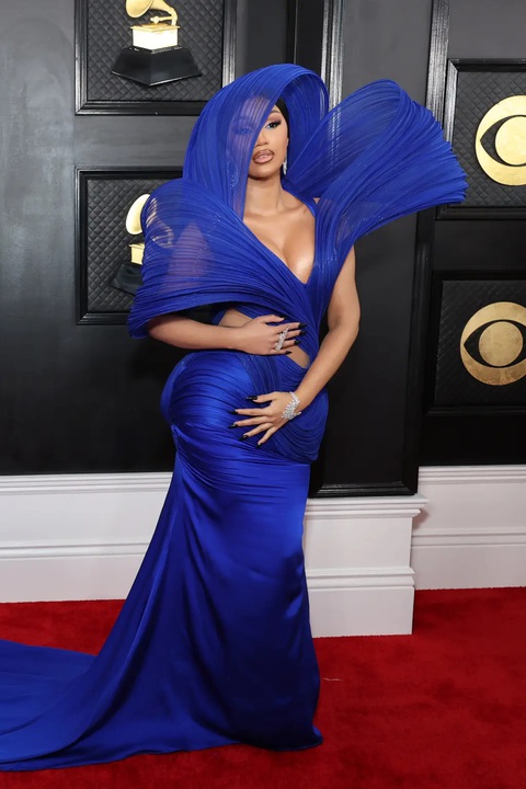 Cardi B gây ấn tượng với chiếc đầm xếp sóng 3D, na ná chiếc kèn vàng Grammy - Ảnh 2. Cardi B gây ấn tượng với chiếc đầm xếp sóng 3D, na ná chiếc kèn vàng Grammy - Ảnh 2.