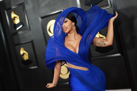 Cardi B gây ấn tượng với chiếc đầm xếp sóng 3D, na ná chiếc kèn vàng Grammy - Ảnh 1. Cardi B gây ấn tượng với chiếc đầm xếp sóng 3D, na ná chiếc kèn vàng Grammy - Ảnh 1.