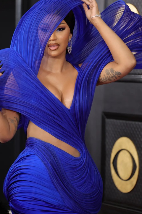 Muôn kiểu khoe ngực trên thảm đỏ Grammy 2023 - Ảnh 3. Muôn kiểu khoe ngực trên thảm đỏ Grammy 2023 - Ảnh 3.