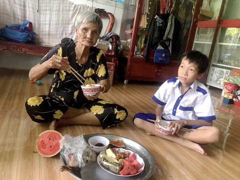 Cụ bà bán vé số hiến gia tài cả đời cơ cực để làm đường cho dân - Ảnh 1. Cụ bà bán vé số hiến gia tài cả đời cơ cực để làm đường cho dân - Ảnh 1.