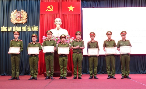 Khen thưởng tổ công tác xuyên đêm cứu người rơi xuống vực khi phượt trên đèo Hải Vân - Ảnh 1. Khen thưởng tổ công tác xuyên đêm cứu người rơi xuống vực khi phượt trên đèo Hải Vân - Ảnh 1.