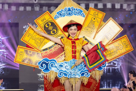 Dàn hoa hậu ăn mặc như diễn tuồng, mệt mỏi tái hiện màn hô tên tấu hề nhất năm - Ảnh 3. Dàn hoa hậu ăn mặc như diễn tuồng, mệt mỏi tái hiện màn hô tên tấu hề nhất năm - Ảnh 3.