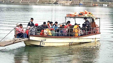 Đò ngang không áo phao: Đùa với tử thần - Ảnh 1. Đò ngang không áo phao: Đùa với tử thần - Ảnh 1.
