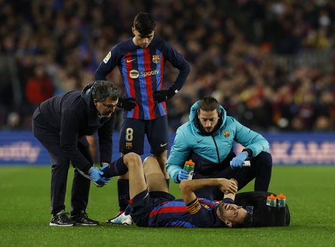 Sergio Busquets chấn thương nặng ở trận đại thắng của Barca - Ảnh 1. Sergio Busquets chấn thương nặng ở trận đại thắng của Barca - Ảnh 1.