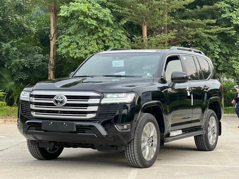 Toyota Land Cruiser 2023 lặng lẽ xuất hiện ở Việt Nam, bị đội giá hơn 1 tỉ đồng - Ảnh 2. Toyota Land Cruiser 2023 lặng lẽ xuất hiện ở Việt Nam, bị đội giá hơn 1 tỉ đồng - Ảnh 2.