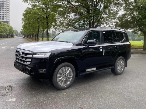 Toyota Land Cruiser 2023 lặng lẽ xuất hiện ở Việt Nam, bị đội giá hơn 1 tỉ đồng - Ảnh 3. Toyota Land Cruiser 2023 lặng lẽ xuất hiện ở Việt Nam, bị đội giá hơn 1 tỉ đồng - Ảnh 3.