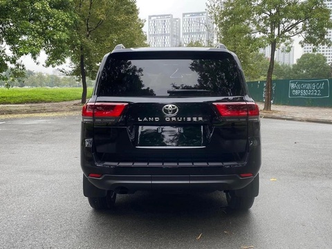Toyota Land Cruiser 2023 lặng lẽ xuất hiện ở Việt Nam, bị đội giá hơn 1 tỉ đồng - Ảnh 5. Toyota Land Cruiser 2023 lặng lẽ xuất hiện ở Việt Nam, bị đội giá hơn 1 tỉ đồng - Ảnh 5.