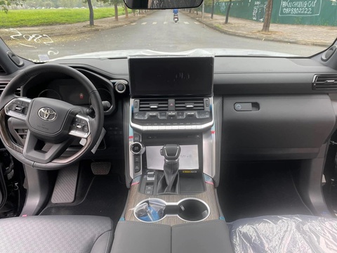 Toyota Land Cruiser 2023 lặng lẽ xuất hiện ở Việt Nam, bị đội giá hơn 1 tỉ đồng - Ảnh 7. Toyota Land Cruiser 2023 lặng lẽ xuất hiện ở Việt Nam, bị đội giá hơn 1 tỉ đồng - Ảnh 7.