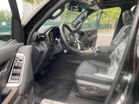 Toyota Land Cruiser 2023 lặng lẽ xuất hiện ở Việt Nam, bị đội giá hơn 1 tỉ đồng - Ảnh 8. Toyota Land Cruiser 2023 lặng lẽ xuất hiện ở Việt Nam, bị đội giá hơn 1 tỉ đồng - Ảnh 8.