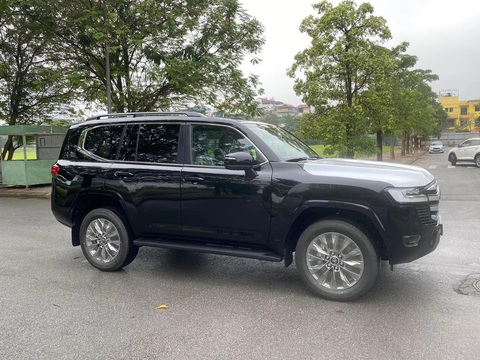Toyota Land Cruiser 2023 lặng lẽ xuất hiện ở Việt Nam, bị đội giá hơn 1 tỉ đồng - Ảnh 10. Toyota Land Cruiser 2023 lặng lẽ xuất hiện ở Việt Nam, bị đội giá hơn 1 tỉ đồng - Ảnh 10.