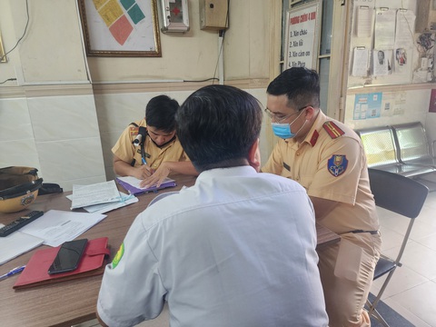 Giả taxi Mai Linh chặt chém khách, bị phạt 12 triệu đồng - Ảnh 2. Giả taxi Mai Linh chặt chém khách, bị phạt 12 triệu đồng - Ảnh 2.