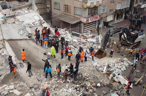 Rơi nước mắt cảnh cứu hộ nạn nhân động đất ở Thổ Nhĩ Kỳ, Syria - Ảnh 7. Rơi nước mắt cảnh cứu hộ nạn nhân động đất ở Thổ Nhĩ Kỳ, Syria - Ảnh 7.