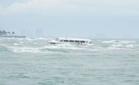 Bắt thuyền trưởng vụ lật ca nô trên biển Cửa Đại khiến 17 du khách chết - Ảnh 2. Bắt thuyền trưởng vụ lật ca nô trên biển Cửa Đại khiến 17 du khách chết - Ảnh 2.