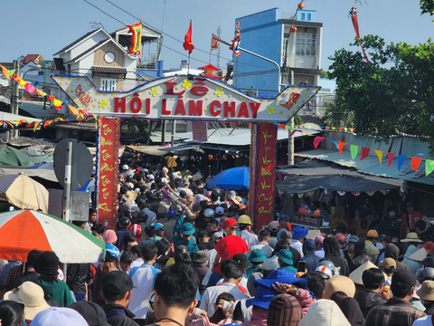 Khách đông gấp đôi, lễ hội Làm Chay chủ động ‘phát lộc’ thay ‘xô giàn tranh lộc’ - Ảnh 1. Khách đông gấp đôi, lễ hội Làm Chay chủ động ‘phát lộc’ thay ‘xô giàn tranh lộc’ - Ảnh 1.