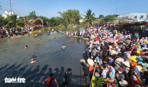 Khách đông gấp đôi, lễ hội Làm Chay chủ động ‘phát lộc’ thay ‘xô giàn tranh lộc’ - Ảnh 2. Khách đông gấp đôi, lễ hội Làm Chay chủ động ‘phát lộc’ thay ‘xô giàn tranh lộc’ - Ảnh 2.