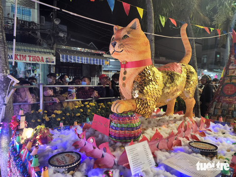 Khách đông gấp đôi, lễ hội Làm Chay chủ động ‘phát lộc’ thay ‘xô giàn tranh lộc’ - Ảnh 3. Khách đông gấp đôi, lễ hội Làm Chay chủ động ‘phát lộc’ thay ‘xô giàn tranh lộc’ - Ảnh 3.