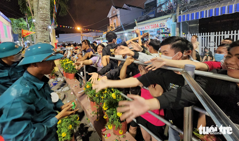 Khách đông gấp đôi, lễ hội Làm Chay chủ động ‘phát lộc’ thay ‘xô giàn tranh lộc’ - Ảnh 4. Khách đông gấp đôi, lễ hội Làm Chay chủ động ‘phát lộc’ thay ‘xô giàn tranh lộc’ - Ảnh 4.