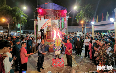 Khách đông gấp đôi, lễ hội Làm Chay chủ động ‘phát lộc’ thay ‘xô giàn tranh lộc’ - Ảnh 5. Khách đông gấp đôi, lễ hội Làm Chay chủ động ‘phát lộc’ thay ‘xô giàn tranh lộc’ - Ảnh 5.