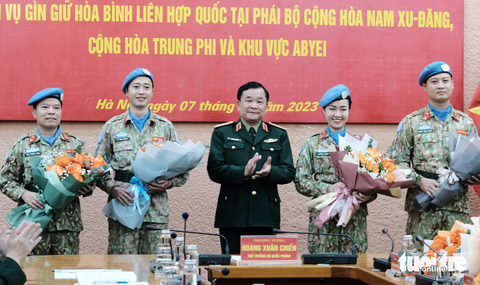 Thượng tướng Hoàng Xuân Chiến xúc động chia sẻ câu chuyện về chiến sĩ mũ nồi xanh Việt Nam - Ảnh 4. Thượng tướng Hoàng Xuân Chiến xúc động chia sẻ câu chuyện về chiến sĩ mũ nồi xanh Việt Nam - Ảnh 4.