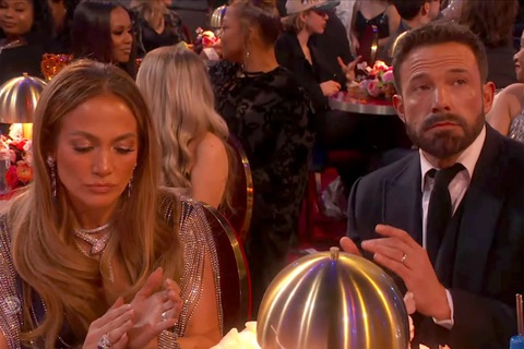 Loạt biểu cảm đơ như tượng của Ben Affleck tại Grammy gây sốt mạng xã hội - Ảnh 2. Loạt biểu cảm đơ như tượng của Ben Affleck tại Grammy gây sốt mạng xã hội - Ảnh 2.