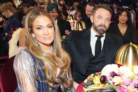 Loạt biểu cảm đơ như tượng của Ben Affleck tại Grammy gây sốt mạng xã hội - Ảnh 3. Loạt biểu cảm đơ như tượng của Ben Affleck tại Grammy gây sốt mạng xã hội - Ảnh 3.