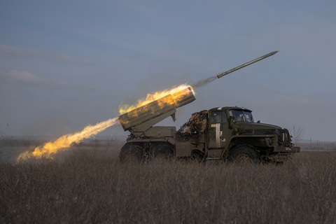 Nga nói NATO gửi vũ khí nhằm kéo dài xung đột Ukraine - Ảnh 1. Nga nói NATO gửi vũ khí nhằm kéo dài xung đột Ukraine - Ảnh 1.