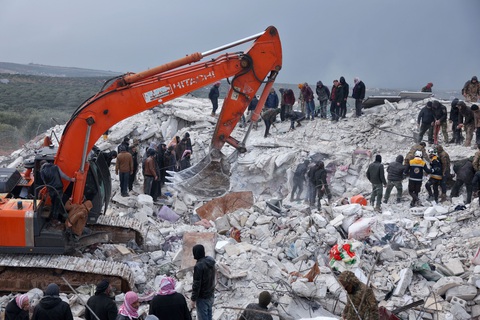 Rơi nước mắt cảnh cứu hộ nạn nhân động đất ở Thổ Nhĩ Kỳ, Syria - Ảnh 2. Rơi nước mắt cảnh cứu hộ nạn nhân động đất ở Thổ Nhĩ Kỳ, Syria - Ảnh 2.