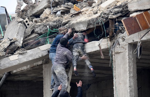 Rơi nước mắt cảnh cứu hộ nạn nhân động đất ở Thổ Nhĩ Kỳ, Syria - Ảnh 3. Rơi nước mắt cảnh cứu hộ nạn nhân động đất ở Thổ Nhĩ Kỳ, Syria - Ảnh 3.