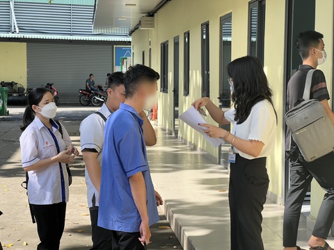 Phóng viên theo chân một người thi hộ vào phòng thi tiếng Anh chuẩn đầu ra tại Trường CĐ L. ở TP.HCM vào ngày 11-12 - Ảnh: DUYÊN PHAN Phóng viên theo chân một người thi hộ vào phòng thi tiếng Anh chuẩn đầu ra tại Trường CĐ L. ở TP.HCM vào ngày 11-12 - Ảnh: DUYÊN PHAN