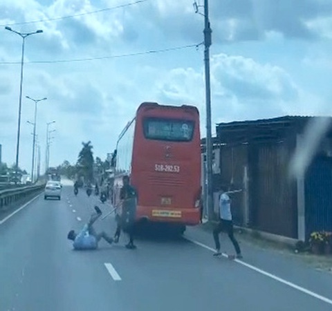 Tài xế, nhân viên hai xe khách đánh nhau loạn xạ trên quốc lộ 1 - Ảnh 1. Tài xế, nhân viên hai xe khách đánh nhau loạn xạ trên quốc lộ 1 - Ảnh 1.