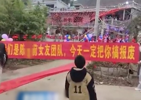 Chú rể bẽ mặt vì bị tập đoàn bạn gái cũ giăng băng rôn trong ngày cưới - Ảnh 1. Chú rể bẽ mặt vì bị tập đoàn bạn gái cũ giăng băng rôn trong ngày cưới - Ảnh 1.