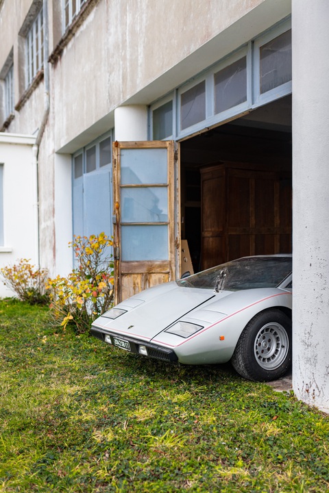 Lamborghini hiếm cất giấu trong lâu đài hàng thập kỷ được rao bán với giá cực khủng - Ảnh 3. Lamborghini hiếm cất giấu trong lâu đài hàng thập kỷ được rao bán với giá cực khủng - Ảnh 3.