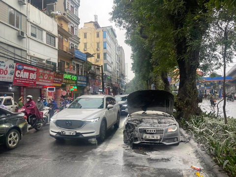 Xe Audi bốc cháy dữ dội trên đường phố Hà Nội - Ảnh 1. Xe Audi bốc cháy dữ dội trên đường phố Hà Nội - Ảnh 1.