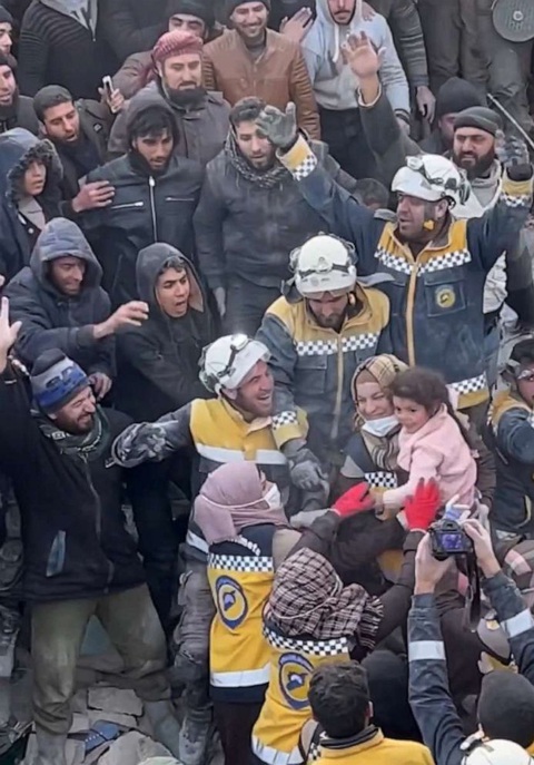Động đất ở Thổ Nhĩ Kỳ, Syria: Cảm động tình người giữa những đổ nát - Ảnh 2. Động đất ở Thổ Nhĩ Kỳ, Syria: Cảm động tình người giữa những đổ nát - Ảnh 2.