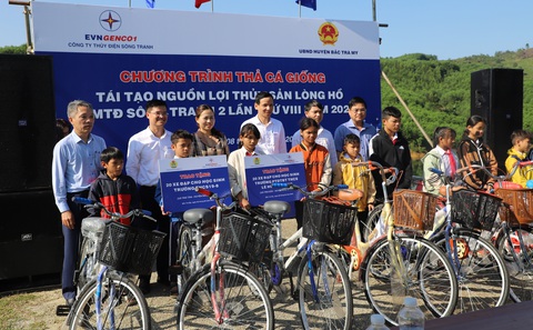 Thả 100.000 con cá giống xuống lòng hồ Sông Tranh 2 tạo sinh kế cho người dân - Ảnh 2. Thả 100.000 con cá giống xuống lòng hồ Sông Tranh 2 tạo sinh kế cho người dân - Ảnh 2.