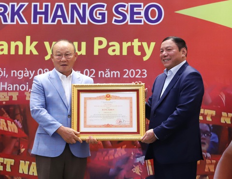 HLV Park Hang Seo nhận bằng khen của Thủ tướng Việt Nam - Ảnh 1. HLV Park Hang Seo nhận bằng khen của Thủ tướng Việt Nam - Ảnh 1.