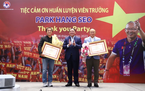 HLV Park Hang Seo nhận bằng khen của Thủ tướng Việt Nam - Ảnh 3. HLV Park Hang Seo nhận bằng khen của Thủ tướng Việt Nam - Ảnh 3.