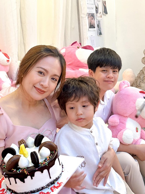 Ảnh vui sao Việt 8-2: Trấn Thành gặp gỡ dàn sao phim ‘Bỗng dưng trúng số’ - Ảnh 3. Ảnh vui sao Việt 8-2: Trấn Thành gặp gỡ dàn sao phim ‘Bỗng dưng trúng số’ - Ảnh 3.