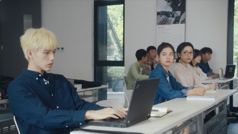 Cậu út nhà Trần Khải Ca hóa chàng IT bên ngoài lạnh lùng, bên trong ngọt ngào, oanh tạc màn ảnh nhỏ - Ảnh 5. Cậu út nhà Trần Khải Ca hóa chàng IT bên ngoài lạnh lùng, bên trong ngọt ngào, oanh tạc màn ảnh nhỏ - Ảnh 5.