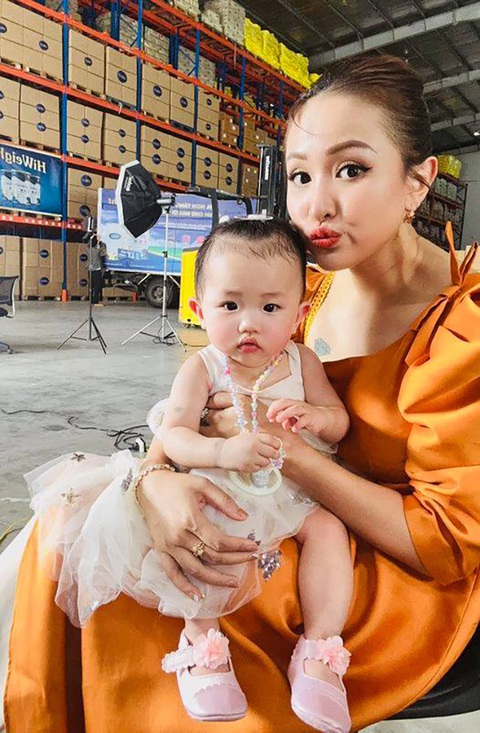 Ảnh vui sao Việt 8-2: Trấn Thành gặp gỡ dàn sao phim ‘Bỗng dưng trúng số’ - Ảnh 5. Ảnh vui sao Việt 8-2: Trấn Thành gặp gỡ dàn sao phim ‘Bỗng dưng trúng số’ - Ảnh 5.
