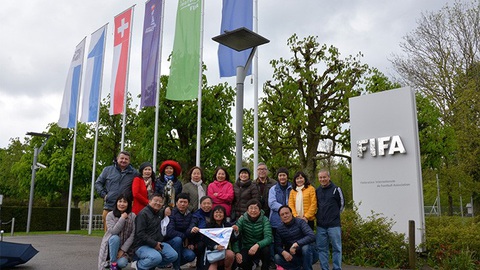Du lịch châu Âu: Thụy Sĩ - Ý - du thuyền đến Tây Ban Nha - Ảnh 1. Đoàn Swiss Travel tại trụ sở chính Liên đoàn Bóng đá thế giới (FIFA)