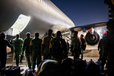 Lực lượng cứu hộ Mexico lên đường đến Thổ Nhĩ Kỳ trong đêm 6-2 - Ảnh: REUTERS Lực lượng cứu hộ Mexico lên đường đến Thổ Nhĩ Kỳ trong đêm 6-2 - Ảnh: REUTERS