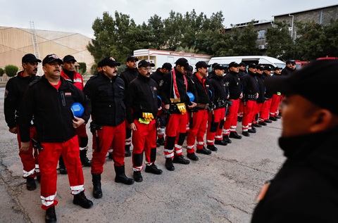 Nhóm cứu hộ của Iraq chuẩn bị lên đường từ Baghdad ngày 8-2 - Ảnh: REUTERS Nhóm cứu hộ của Iraq chuẩn bị lên đường từ Baghdad ngày 8-2 - Ảnh: REUTERS