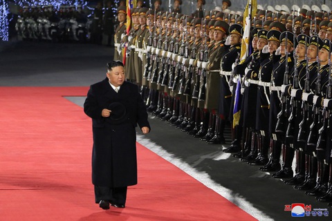 Nhà lãnh đạo Kim Jong Un duyệt đội danh dự tại quảng trường Kim Nhật Thành - Ảnh: REUTERS Nhà lãnh đạo Kim Jong Un duyệt đội danh dự tại quảng trường Kim Nhật Thành - Ảnh: REUTERS
