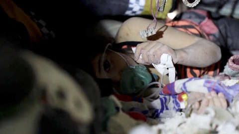 Động đất ở Thổ Nhĩ Kỳ, Syria: Người dân lao vào cùng tìm người sống sót với nhân viên cứu hộ - Ảnh 1. Động đất ở Thổ Nhĩ Kỳ, Syria: Người dân lao vào cùng tìm người sống sót với nhân viên cứu hộ - Ảnh 1.