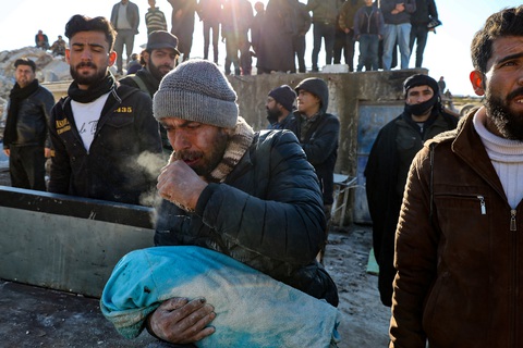 Động đất ở Thổ Nhĩ Kỳ, Syria: Có những người mất từ 20-30 người thân - Ảnh 2. Động đất ở Thổ Nhĩ Kỳ, Syria: Có những người mất từ 20-30 người thân - Ảnh 2.