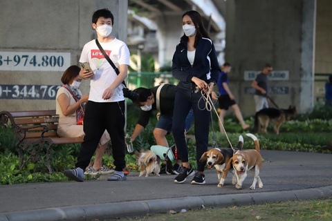 Ngại sinh con, thanh niên Thái Lan chọn nuôi thú cưng bầu bạn - Ảnh 1. Ngại sinh con, thanh niên Thái Lan chọn nuôi thú cưng bầu bạn - Ảnh 1.