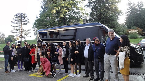 Tour tham quan khám phá châu Âu Pháp - Thụy Sĩ - Ý - Ảnh 5. Hình ảnh kỷ niệm cả đoàn bên Châu Âu cùng Swiss Travel